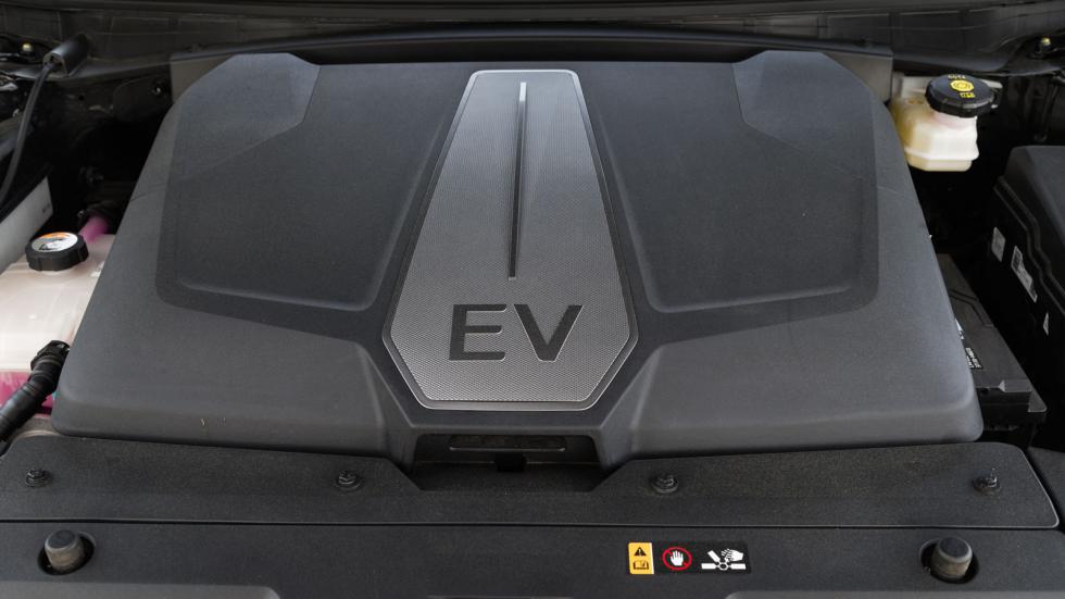 Ο εμπρός ηλεκτροκινητήρας του EV6 GT είναι αυτούσιος από την 4κίνηση GT-Line έκδοση (218 άλογα και 255 Nm ροπής).