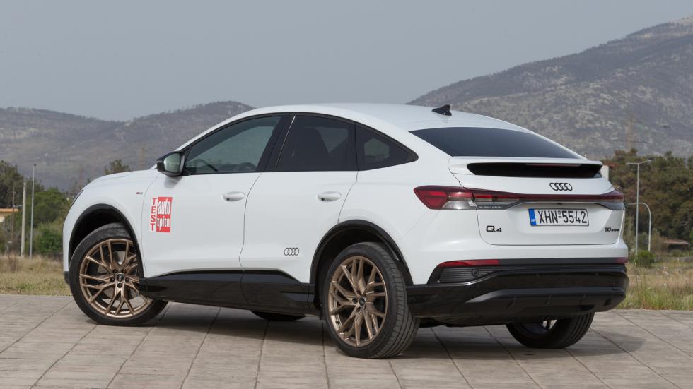 Το Q4 Sportback e-tron αποπνέει έντονο δυναμισμό με ειδοποιό διαφορά την coupe φιλοσοφία, λόγω της έντονα κεκλιμένης οροφής στο πίσω μέρος, που καταλήγει στην αεροτομή.