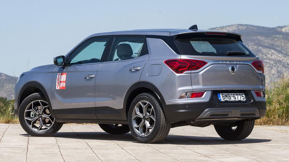 Εμφανισιακά το KGM Korando ασπάζεται τον SUV χαρακτήρα του, με τετραγωνισμένης λογικής σχεδίαση και καθαρές γραμμές, αλλά και στοιχεία που ενισχύουν αυτό τον χαρακτήρα