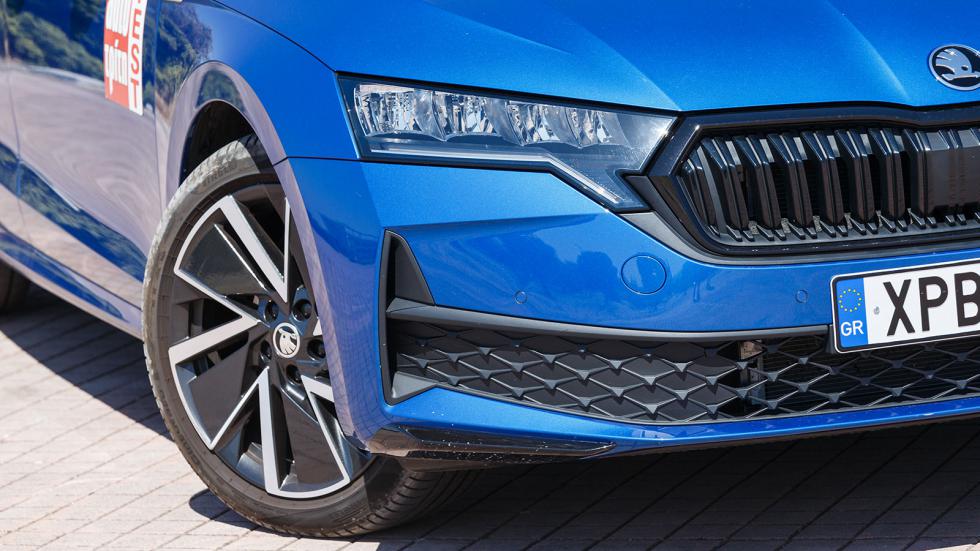 Το αισθητικό προφίλ της έκδοσης Sportline προσθέτει έναν διακριτικά σπορ χαρακτήρα στο αμάξωμα του Octavia Grand Coupe.