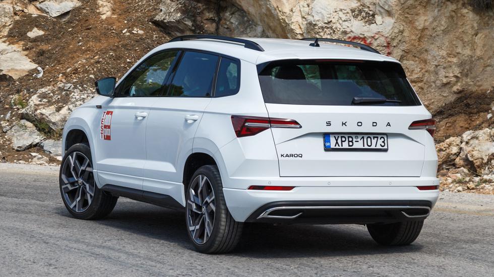 Στο δρόμο το Karoq Sportline είναι πιο άμεσο και αποτελεσματικό στη γρήγορη οδήγηση, θυσιάζει ωστόσο σημαντικά τα επίπεδα άνεσης μέσω της σφιχτής του ανάρτησης. 