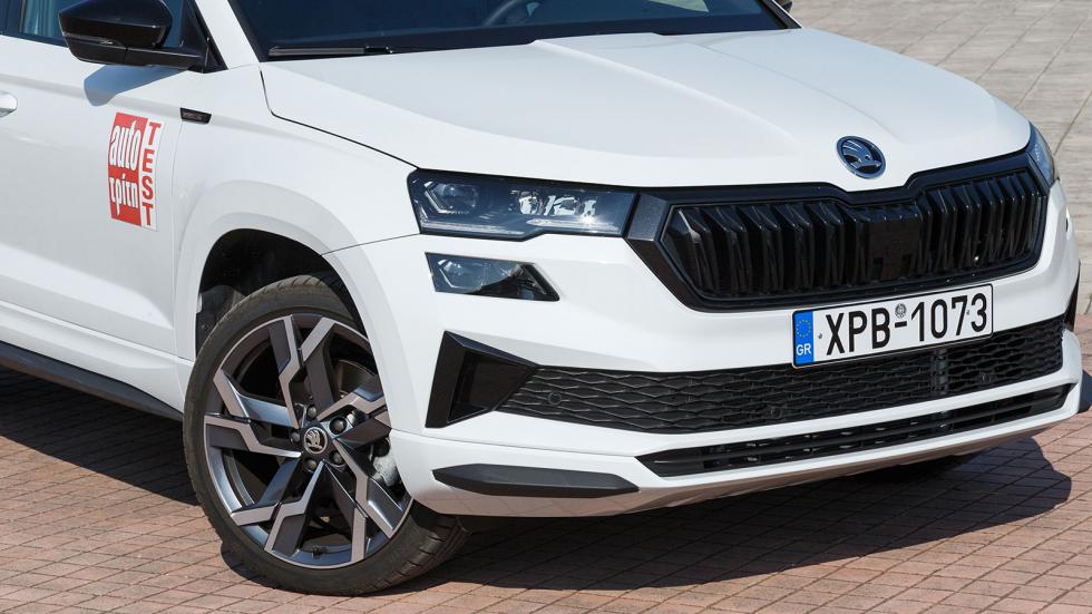 Η έκδοση Sportline χαρακτηρίζεται από τους ανασχεδιασμένους προφυλακτήρες και τις μαύρες γυαλιστερές επιφάνειες σε πολλά μέρη του αμαξώματος του Skoda Karoq.