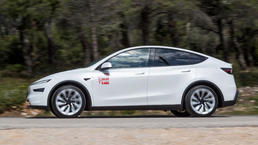 Το σχεδόν 2 τόνων βάρους Model Y Juniper εκτοξεύεται από στάση στα 100 χλμ./ώρα σε 5 δλ, ενώ και οι ενδιάμεσες επιταχύνσεις σε κολλάνε στο κάθισμα. Η ηλεκτρική του αυτονομία σε πραγματικές συνθήκες φτ