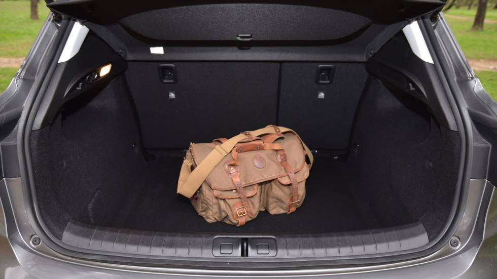 Ο χώρος αποσκευών του Fiat Tipo έχει ικανοποιητικό άνοιγμα και ένα πλήρως εκμεταλλεύσιμο σχήμα με χωρητικότητα 440 λτ..