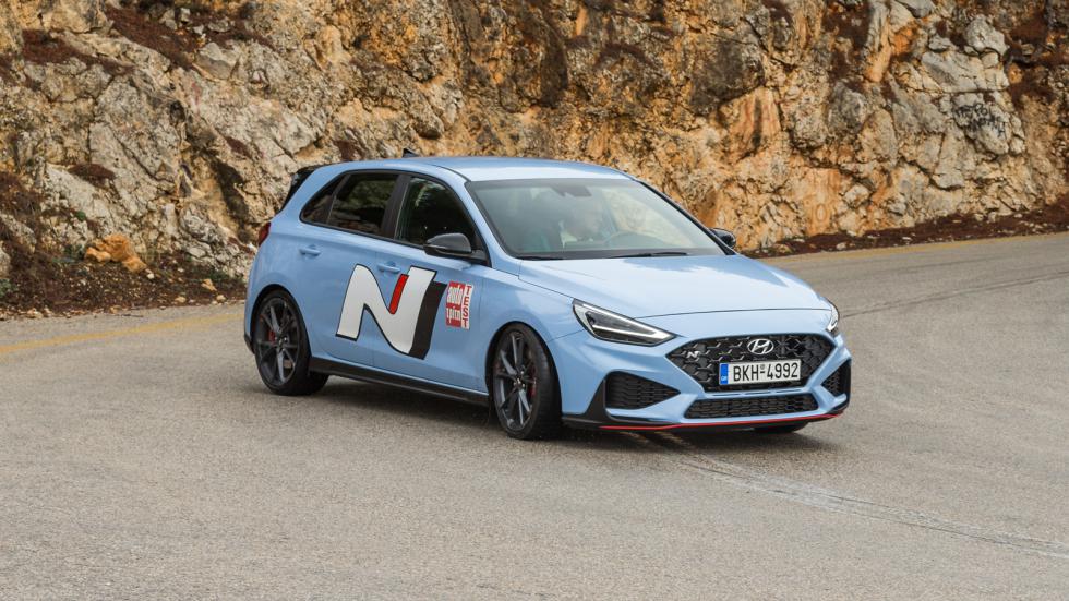 Το Hyundai 30 N μπαίνει εντυπωσιακά γρήγορα στις στροφές, αφήνοντας πάντα την αίσθηση, ότι το αυτοκίνητο μπορούσε να στρίψει με περισσότερα χιλιόμετρα.