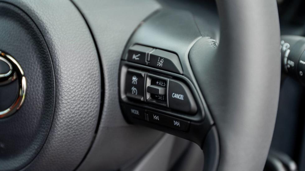 Το στάνταρ από τη «βασική» σύστημα Adaptive Cruise Control παρέχει τη δυνατότητα στο αυτοκίνητο να διατηρεί σταθερή ταχύτητα χωρίς τη χρήση του γκαζιού, διατηρώντας μία ελάχιστη, προεπιλεγμένη απόστασ