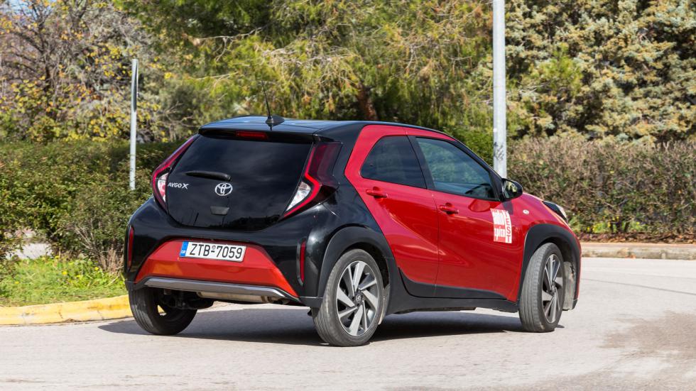 Το Toyota Aygo X είναι ένα άκρως ευέλικτο (κύκλος στροφής 9,4 μ.) και ευκολοδήγητο αυτοκίνητο πόλης, ειδικά με το βελτιωμένο αυτόματο κιβώτιο S-CVT.