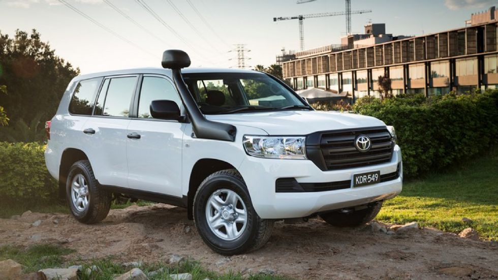 Η Toyota διαθέτει μια πιο «γυμνή» έκδοση του νέου Land Cruiser 200, την έκδοση GX, με τα απολύτως απαραίτητα ακριβώς για να γίνει ένα ακόμα πιο αξιόπιστο λειτουργικά καθαρόαιμο τζιπ,