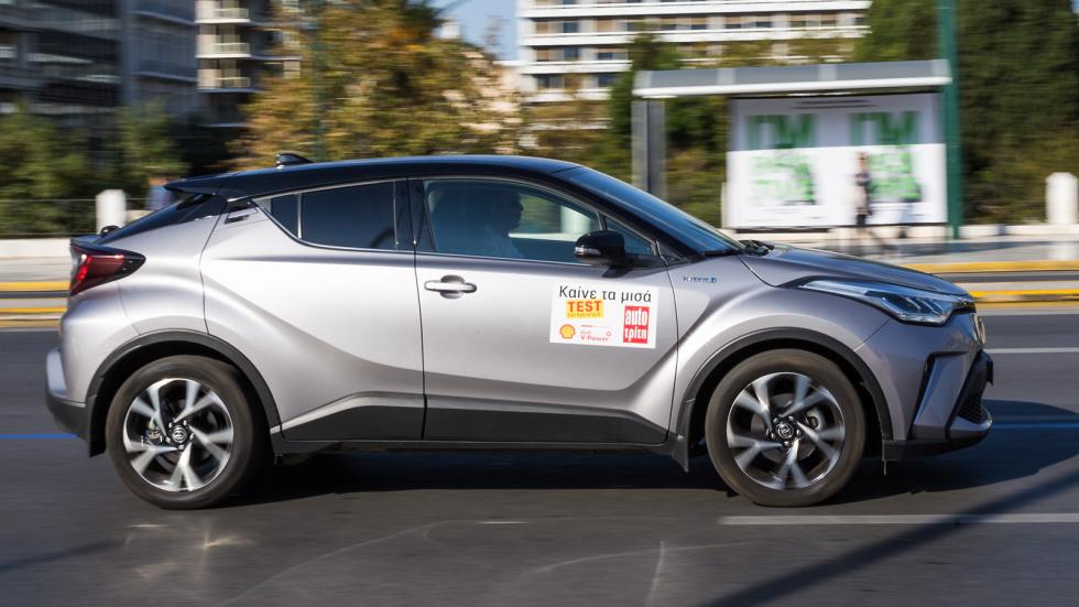 Μέσα στην πόλη το Toyota C-HR μπορεί να κινηθεί για κάποια χιλιόμετρα μόνο ηλεκτρικά, και άρα εκπέμποντας μηδενικούς ρύπους.