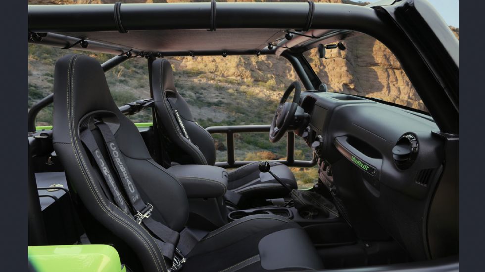 Οι μηχανικοί της Jeep ξεχείλωσαν το μεταξόνιο του Wrangler κατά 30 εκατοστά, ενώ έκοψαν 5 εκ. από το παρμπρίζ.