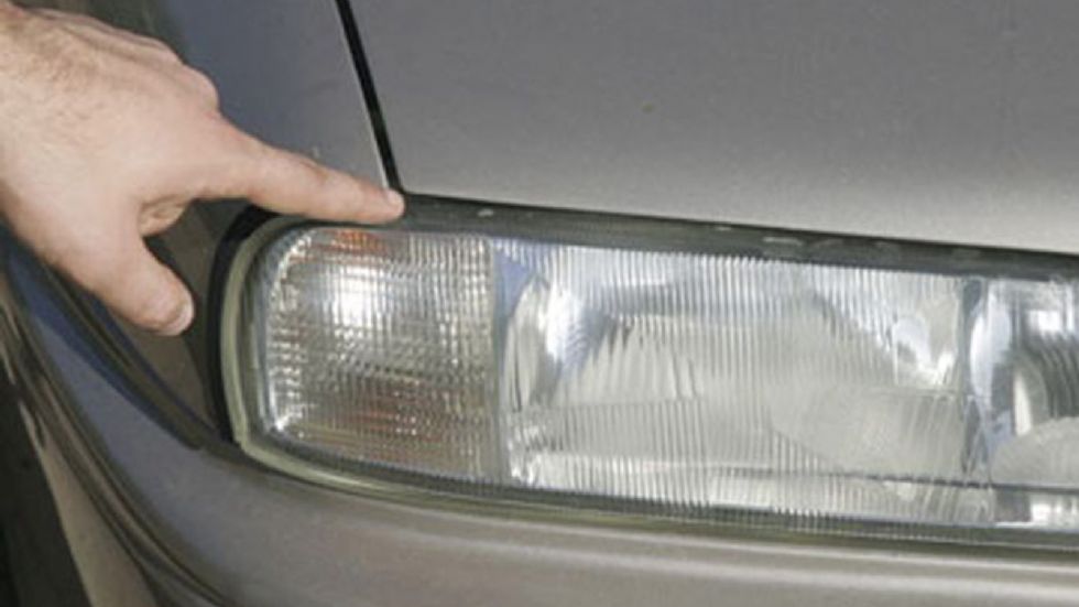 Ελέγξτε προσεκτικά το αμάξωμα του αυτοκινήτου και μετρήστε με το δάχτυλό σας τις αποστάσεις μεταξύ των μεταλλικών -και όχι μόνο- μερών.
