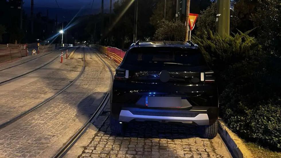 Συνελήφθη 28χρονος που πάρκαρε στις γραμμές του Τραμ -Κόλλησε ο συρμός