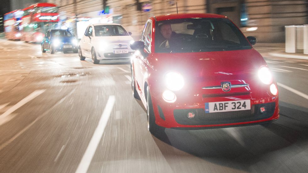 Τα Abarth 595 Tricolore διαθέτουν 17άρες ζάντες τιτανίου, κόκκινες δαγκάνες φρένων, μαύρες πλευρικές ρίγες, μαύρα καπάκια καθρεπτών, αλλά και ένα ειδικής σχεδίασης τιμόνι Tricolore.