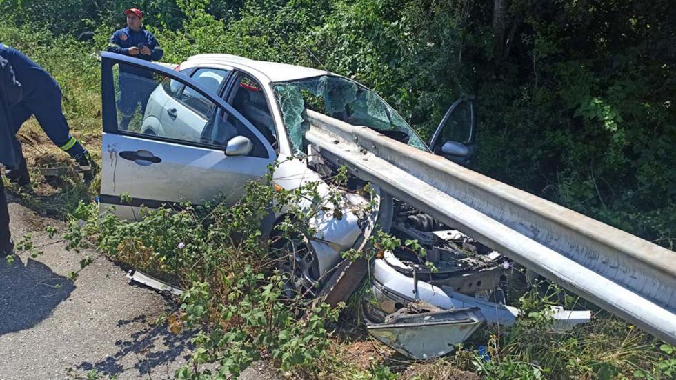 Σοκαριστικό τροχαίο: Οι μπάρες πέρασαν μέσα από το αυτοκίνητο (+video)