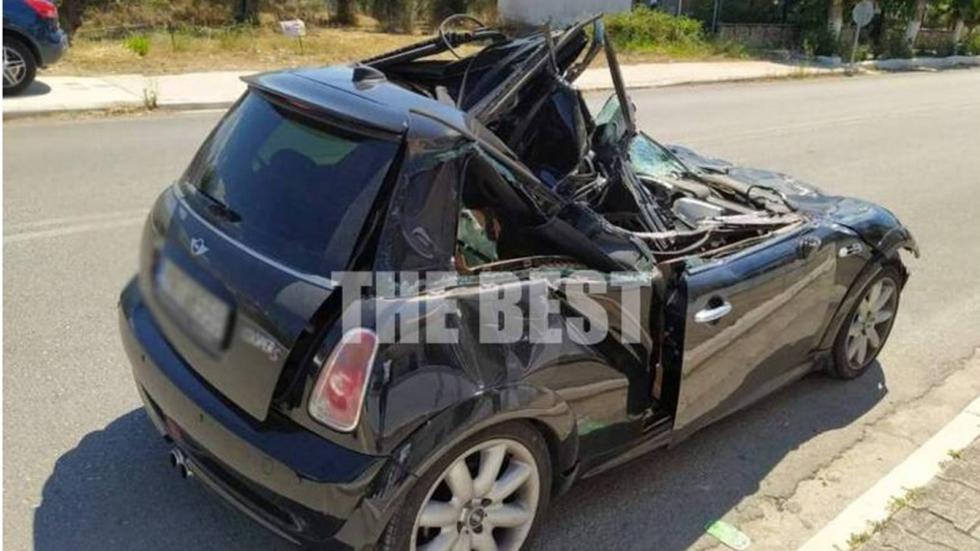 Αυτοκίνητο «πατικώθηκε» κάτω από νταλίκα στην Αθηνών-Πατρών 