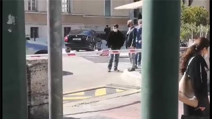 Υπηρεσιακό αυτοκίνητο συγκρούστηκε με μηχανή στη Βουλή