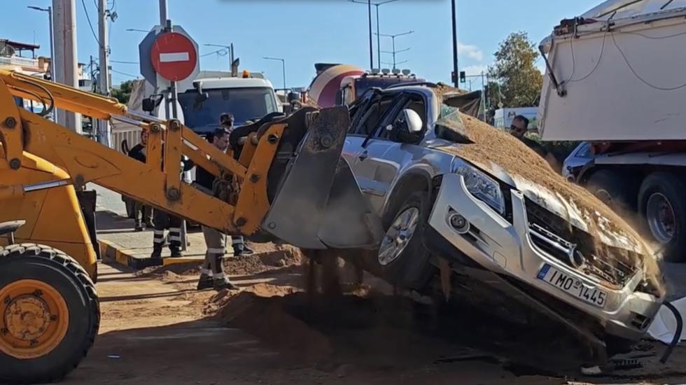 O δρόμος γέμισε με χώμα και συντρίμμια, ενώ για αρκετή ώρα η κυκλοφορία προς Βούλα διεξαγόταν με δυσκολία.