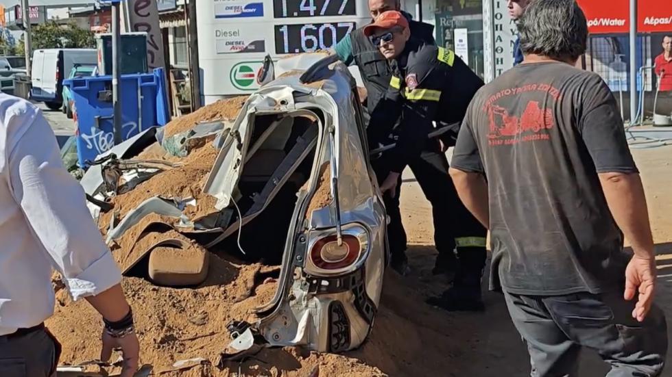 Ανατροπή νταλίκας στη Βάρη - Αυτοκίνητο καταπλακώθηκε με άμμο