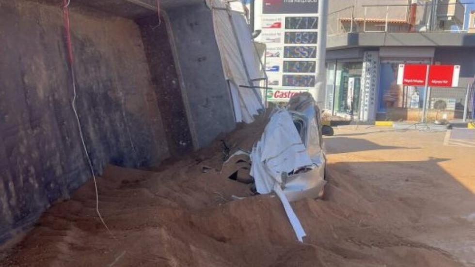 Ανατροπή νταλίκας στη Βάρη - Αυτοκίνητο καταπλακώθηκε με άμμο