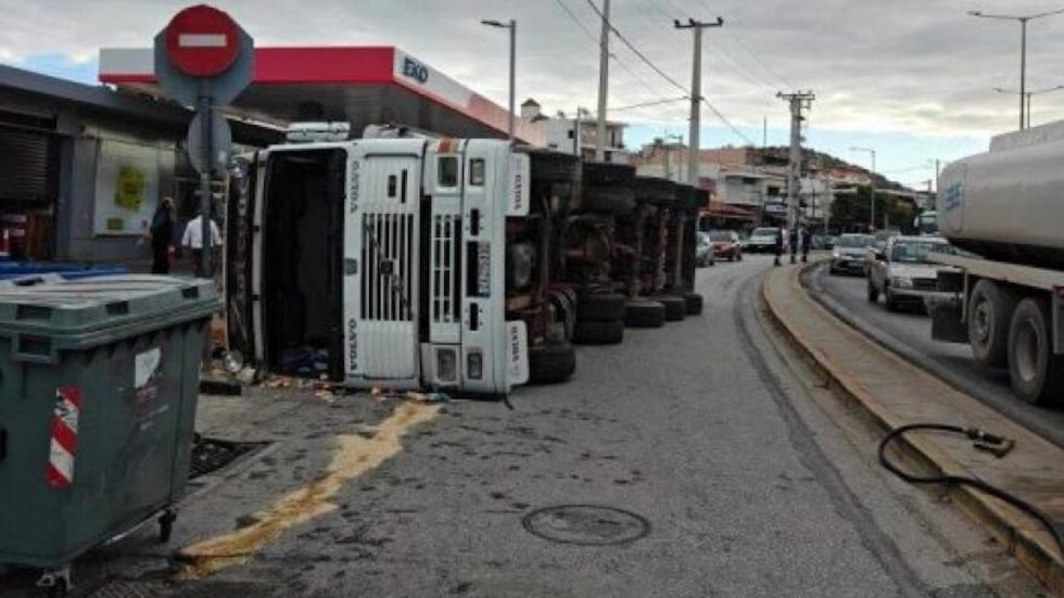 Ανατροπή νταλίκας στη Βάρη - Αυτοκίνητο καταπλακώθηκε με άμμο