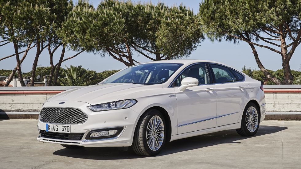 Σχεδιαστικά, το Mondeo Vignale προβάλει έξτρα πολυτέλεια, στο ήδη γνωστό αμάξωμα της νεότερης γενιάς Ford Mondeo.