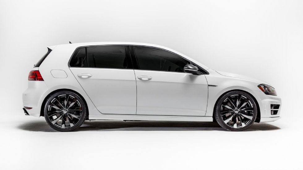 Το λευκό Golf R, δανείζεται στοιχεία από το Scirocco GT Black Edition, φέροντας μαύρη ματ οροφή. Αλλαγμένα είναι τα σπορ ελατήρια της ανάρτησης, ενώ οι νέοι τροχοί είναι 19 ιντσών.