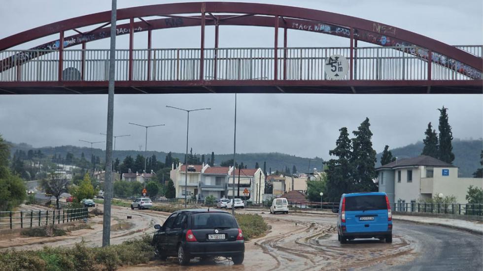 Βόλος: «Ποτάμια» λάσπης οι δρόμοι - Κόλλησαν Ι.Χ. 