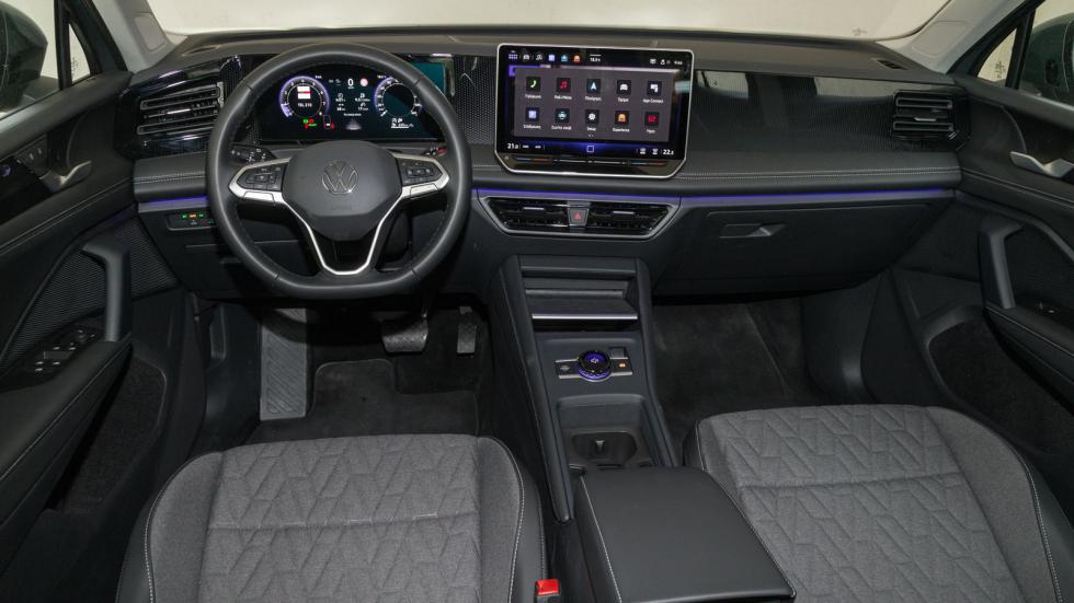 Σαφείς premium διαθέσεις έχει η νέα γενιά του Volkswagen Tiguan, που ξεχωρίζει για το καλαίσθητο (ατμοσφαιρικός φωτισμός) και προσεγμένο εσωτερικό του.