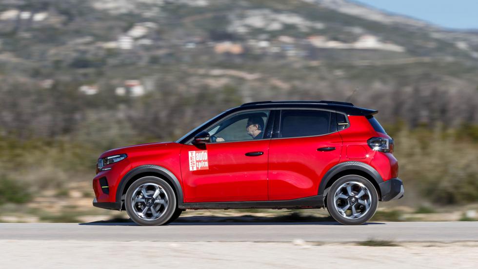 Το σύνολο του Citroen C3 τραβάει από χαμηλά, δεν έχει αισθητή υστέρηση απόκρισης, είναι γραμμικό σε όλο το φάσμα και η 3κύλινδρη χροιά του ακούγεται στις ψηλές μόνο στροφές.