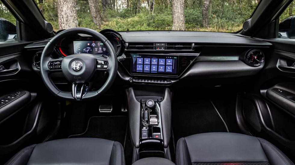 Στην οδηγοκεντρική καμπίνα της Alfa Romeo Junior Elettrica η στάνταρ οθόνη των 10,1 ιντσών είναι στραμμένη προς τον οδηγό, με μόνη ένσταση την όχι και τόσο premium επιλογή υλικών κατασκευής.