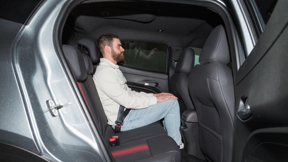 Στα πλεονεκτήματα της Alfa Romeo Junior είναι και ο απόλυτα ανταγωνιστικός χώρος για τα γόνατα των πίσω επιβατών (13 εκ.).