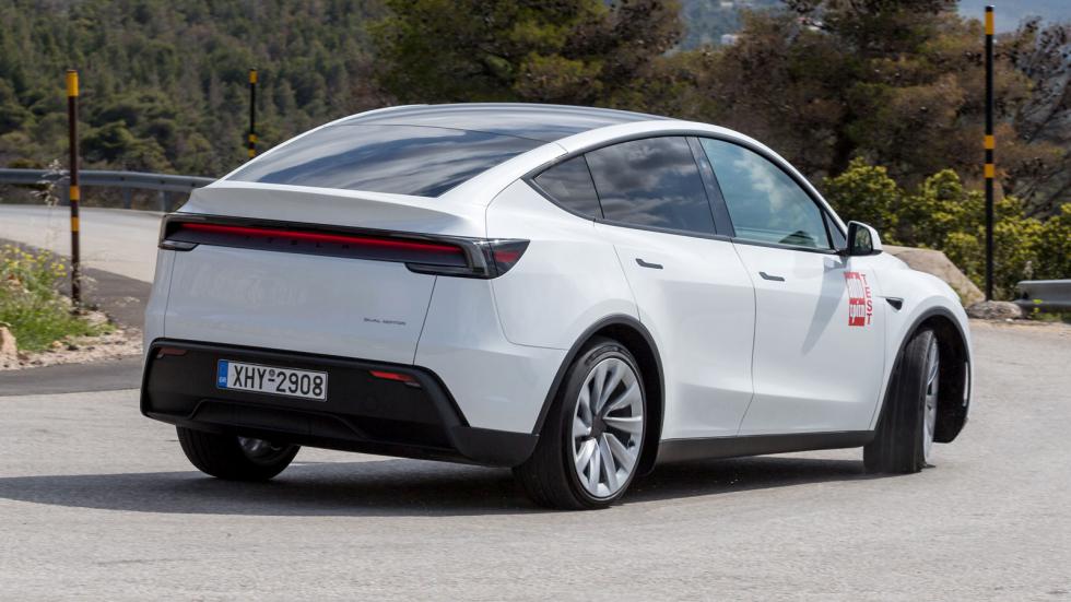 Ρυθμίζοντας εκ νέου την ανάρτηση του Model Y, η Tesla ενίσχυσε το πλαίσιο και φρόντισε προκειμένου οδηγός να παίρνει καλύτερα την απαιτούμενη πληροφόρηση από το τιμόνι για τα όσα κάνει στο δρόμο.