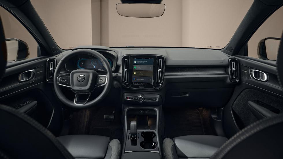 Η μικρή οθόνη για τα δεδομένα του ανταγωνισμού είναι στοιχείο που δεν θέλγει στην καμπίνα του Volvo EC40, σε αντίθεση με ό,τι ισχύει με εκείνη εμπρός του οδηγού που έχει πολύ καλή ευκρίνεια.