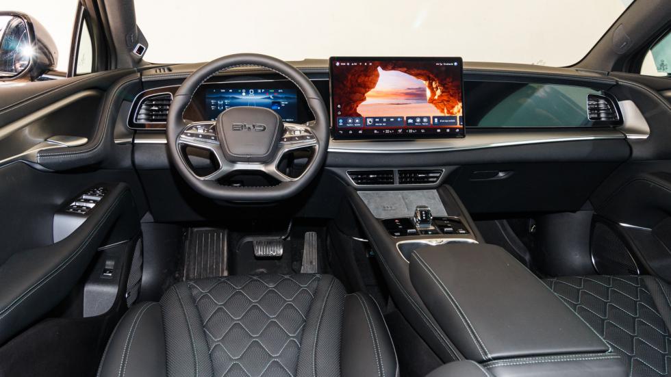 Πολύ υψηλή αίσθησης ποιότητας αποπνέει η καμπίνα του BYD Sealion 7, που μας άφησε κάτι παραπάνω από ικανοποιημένους με την διακόσμησή της.