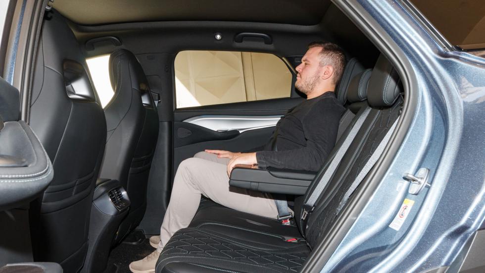 Το φαρδύ πίσω κάθισμα και ο «αέρας» για τα πόδια είναι στοιχεία που θα εκτιμήσει ο πίσω επιβάτης του Sealion 7.