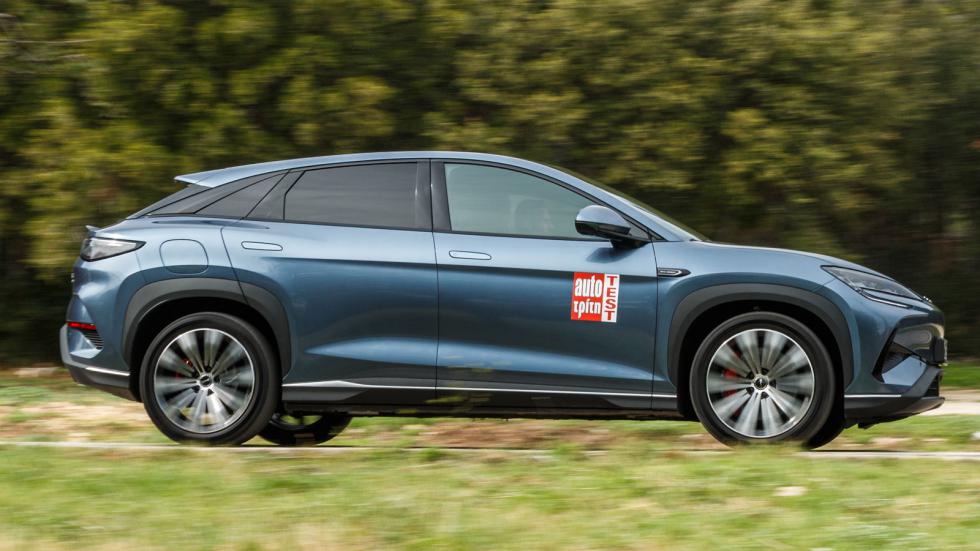 Η εκρηκτική επιτάχυνση των 4,5 δλ. στο 0-100 χλμ./ώρα «βγάζει» μάτια σε ένα ηλεκτρικό 2,3 τόνων, με την BYD να προσθέτει το νούμερο αυτό στο πίσω μέρος, κάτω από το όνομα του μοντέλου.