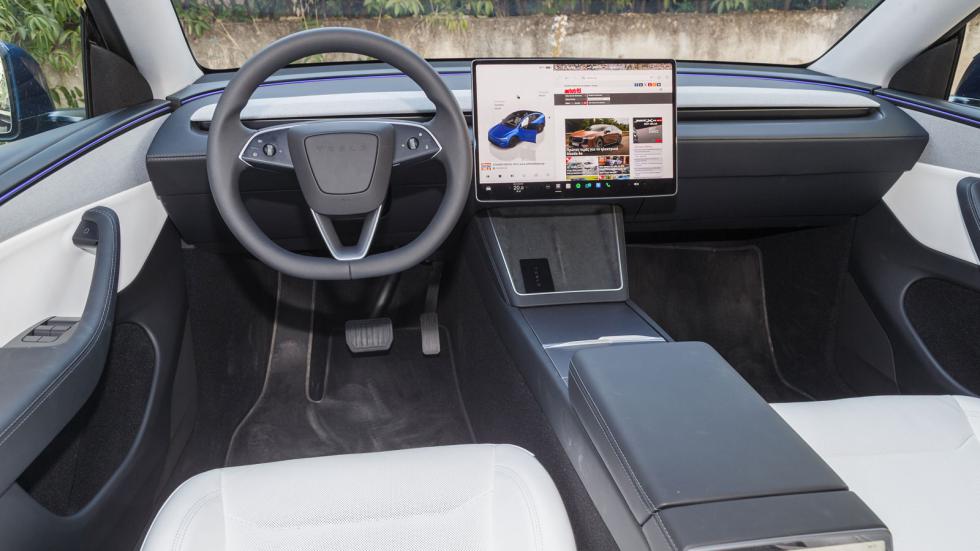 Αν συνηθίσεις τα ζητήματα εργονομίας (π.χ. λίγοι φυσικοί διακόπτες και μία οθόνη 15,4 ιντσών που ρυθμίζει τα πάντα), το Tesla Model Y Juniper μπορεί να εξελιχθεί σε πολύ φιλικό για το χρήστη αυτοκίνητ