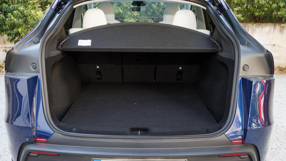 Ο αχανής χώρος αποσκευών των 822 λίτρων είναι εντυπωσιακός και βάζει σε δίλημμα τον οδηγό του Tesla Model Y Juniper για το ποιο... έπιπλο να βάλει μέσα του.