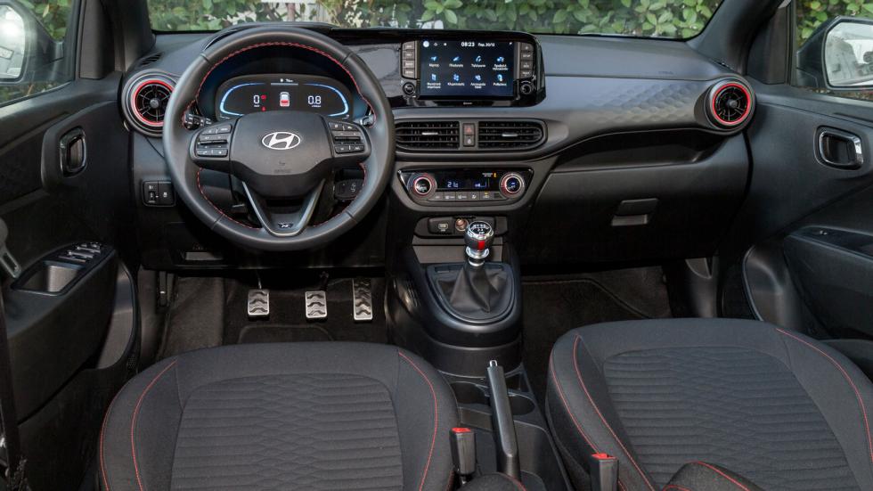 Στην καμπίνα του Hyundai i10 ξεχωρίζει ο στάνταρ ψηφιακός πίνακας οργάνων και στο κέντρο του ταμπλό η οθόνη του συστήματος infotainment, με διαγώνιο 8 ιντσών και κάμερα όπισθεν.
