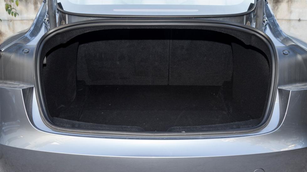 Σχετικά με το πορτ-μπαγκάζ το Tesla Model 3 μετρά χωρητικότητα 594 λίτρα αν συμπεριλάβουμε και τον μεγάλο χώρο κάτω από το δάπεδο (425 λίτρα χωρίς αυτόν).