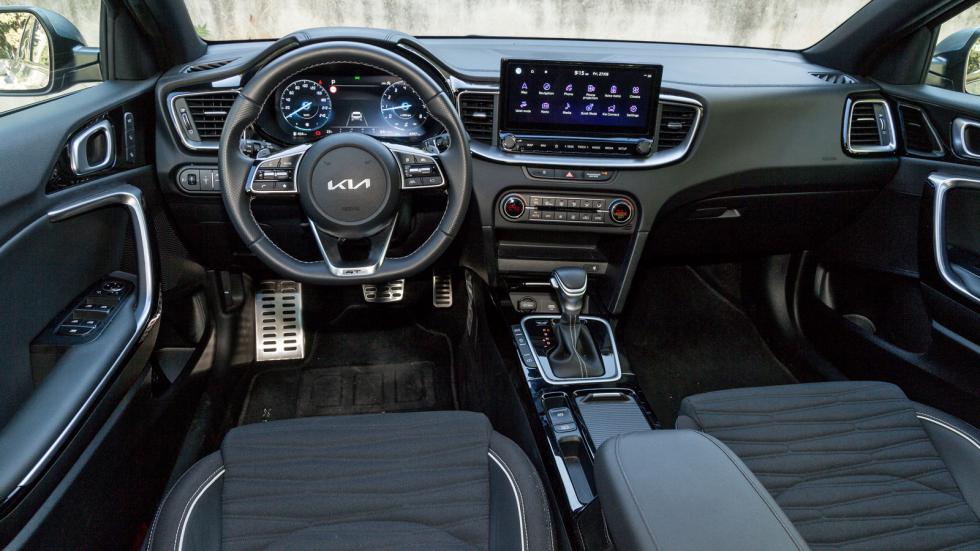 Καλύτερη συγκριτικά είναι η ποιότητα κατασκευής στο Kia XCeed, που σε προαιρετικό εξοπλισμό αποκτά και ψηφιακό πίνακα οργάνων, λεπτομέρεια που δεν βλέπουμε στο Suzuki S-Cross.