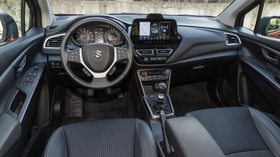 Γεροδεμένο και εργονομικό ταμπλό, ωστόσο παρά τις… digital ενισχύσεις (9 ιντσών οθόνη αφής) εξακολουθεί δείχνει out-dated και μουντό.