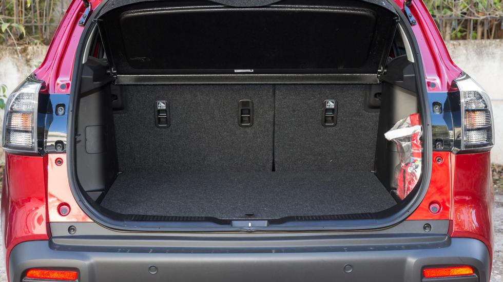 Με 430 λτ. χωρητικότητας το πορτ-μπαγκάζ του Suzuki μπορεί να χωρέσει 4 μεγάλες βαλίτσες (100 λτ.) και 2 σχολικές τσάντες.