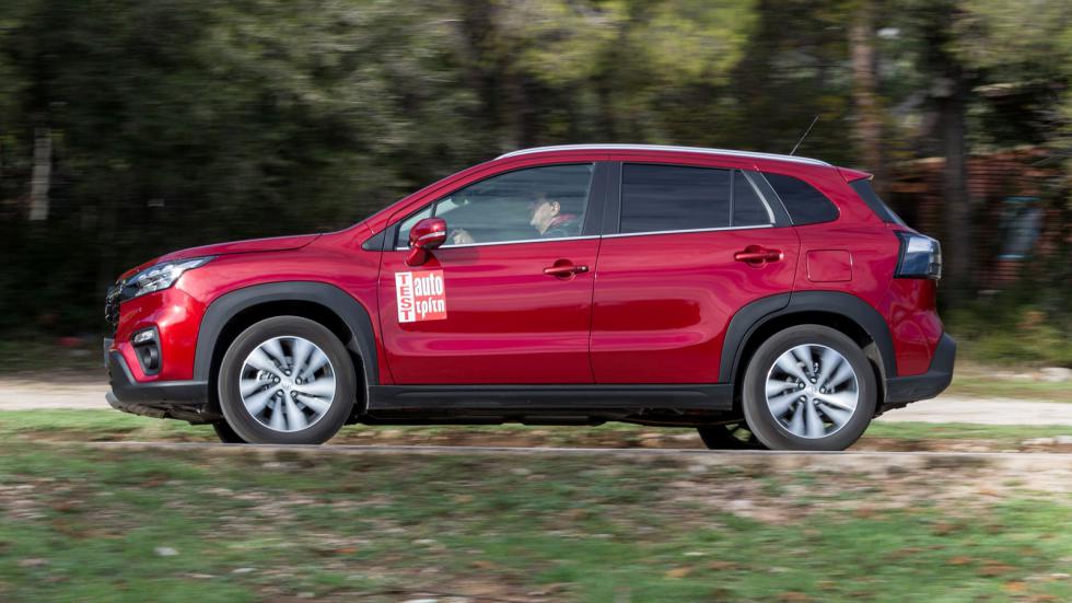 Η παρουσία ενός ηλεκτροκινητήρας 17 ίππων δίνει στο S-Cross ένα μικρό boostάρισμα στις χαμηλές στροφές, συμβάλλοντας στο καλύτερο τράβηγμα από τις χαμηλές στροφές και τον περιορισμό της κατανάλωσης.