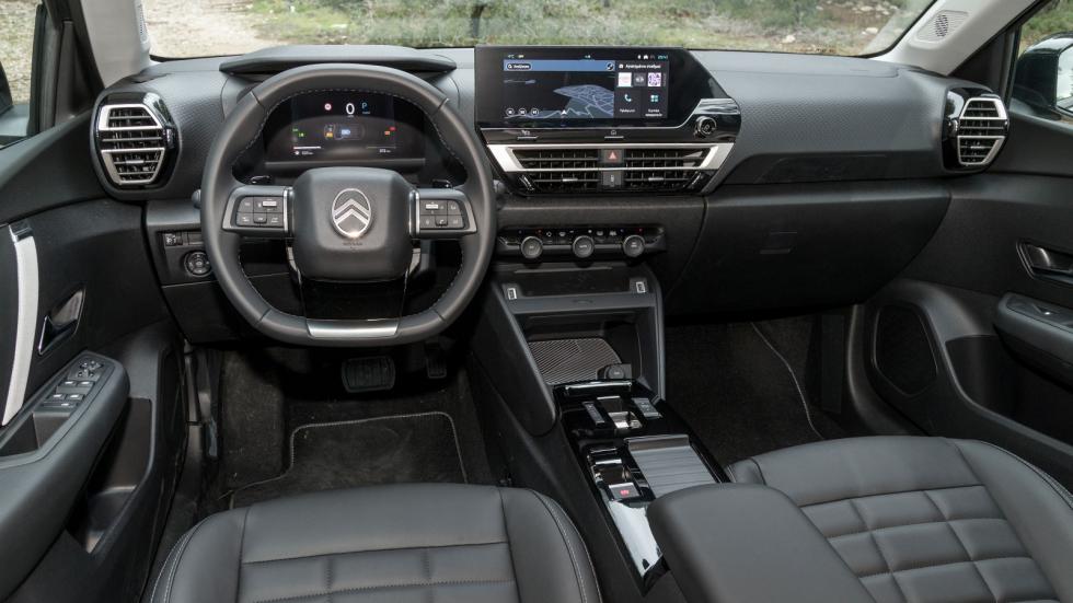 To όμορφο και καλό ποιοτικά εσωτερικό του Citroen C4 ξεχωρίζει για την πρακτικότητά του και την άνεση που προσφέρει στους επιβάτες του.