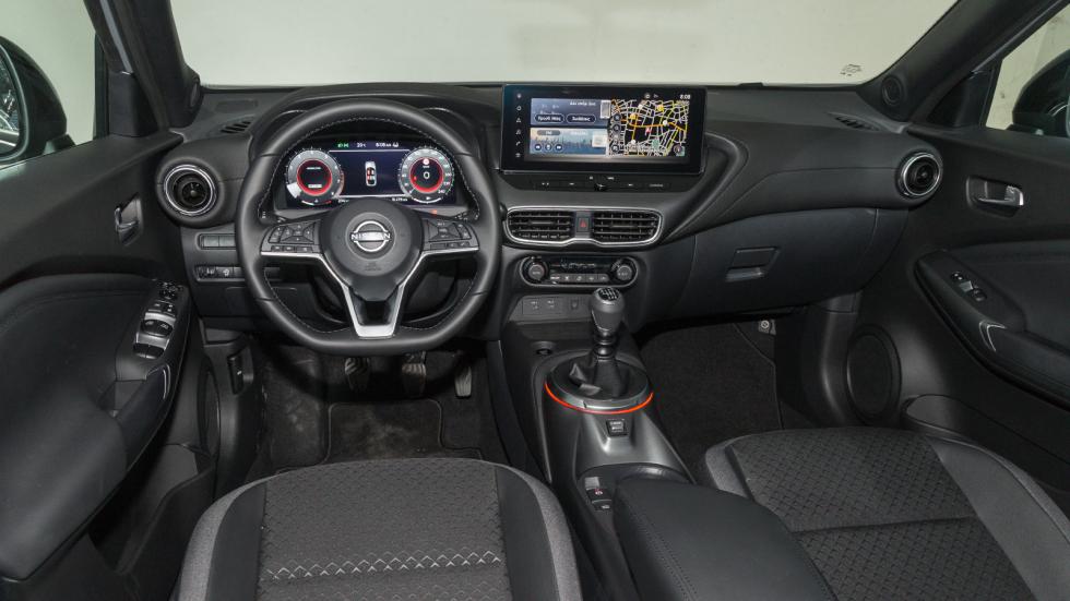 Το εσωτερικό του Nissan Juke διακρίνεται για τον όμορφο και σύγχρονο αέρα του και την προσεγμένη ποιότητα κατασκευής του. Οι χώροι είναι επαρκείς για τους επιβάτες, ενώ ο χώρος αποσκευών με 422 λτ. γι