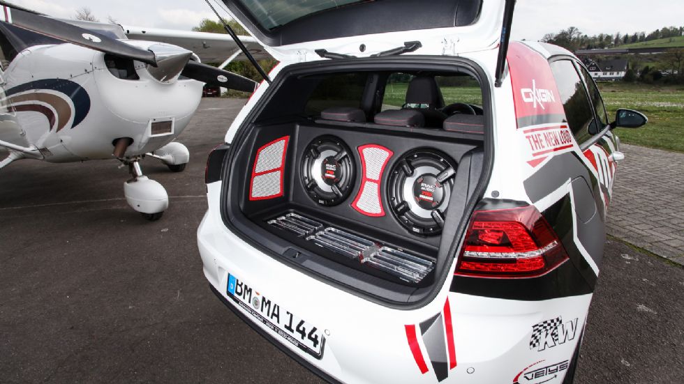 Η Mac Audio τοποθέτησε τρεις ενισχυτές και δύο subwoofers 300 χλστ., ενώ μια σειρά ηχείων εξασφαλίζουν την τέλεια ακουστική. Η πρόταση της εταιρείας όμως, δεν θέλει μόνο να ακούγεται, αλλά και να φαίν