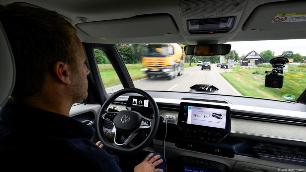 VW ID. Buzz AD: Η Volkswagen μπαίνει δυναμικά στη μάχη των αυτόνομων ταξί – Μπορεί να ξεπεράσει την Tesla;