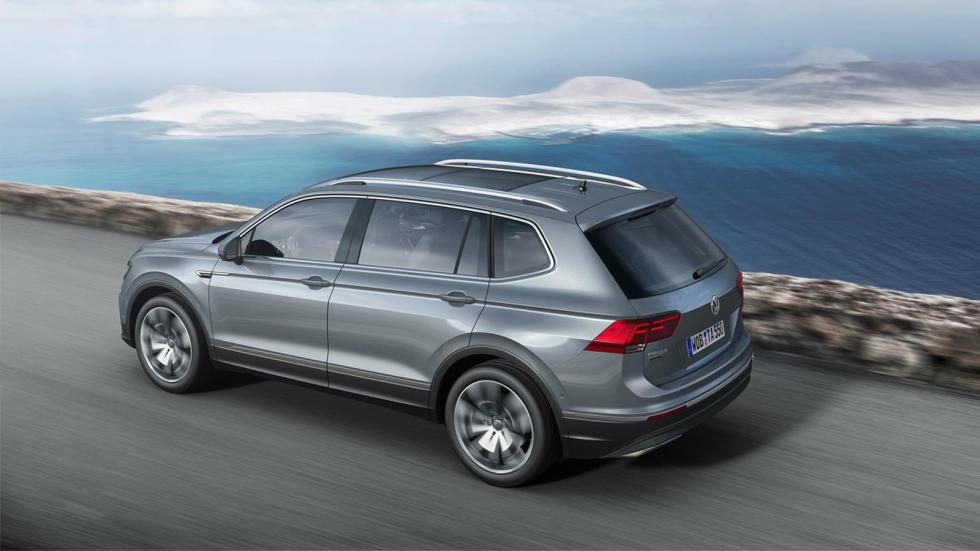 Οι πρώτες εικόνες για το VW Tiguan Allspace, που αποκαλύπτουν τόσο το εξωτερικό όσο και το εσωτερικό του. 