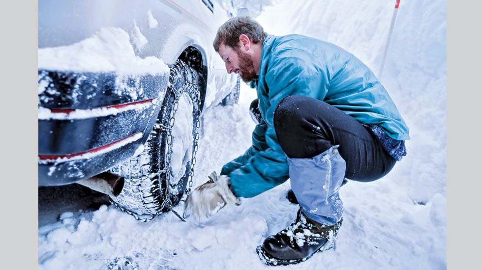 Kάντε προπόνηση στην τοποθέτηση και αφαίρεση των αλυσίδων πριν τις χρειαστείτε! Επίσης, την ώρα της τοποθέτησης μη γονατίζετε στο χιόνι γιατί θα παγώσετε. Βάλτε ένα από τα πατάκια του αυτοκινήτου πρώτ